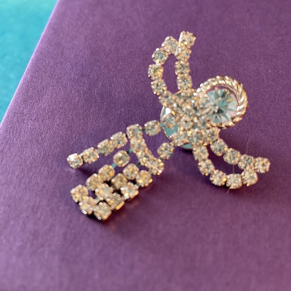New Rhinestone Angel Pin - Picture 3 of 5